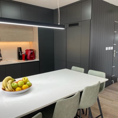 שולחן שיש לבן במטבח מודרני עם פירות