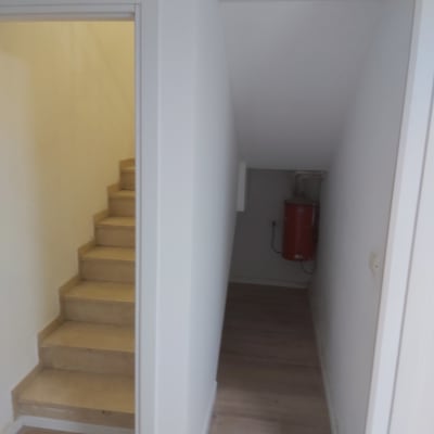 קיר גבס לבן ליד מדרגות עץ