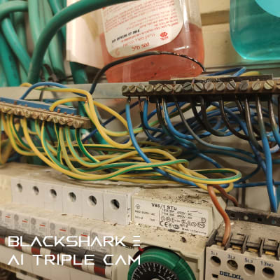 לוח חשמל עם חוטים צבעוניים ומפסקים