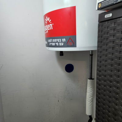 דוד שמש עם מדבקה אדומה ולבן