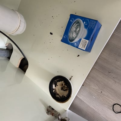 צינור ביוב מתחת לכיור עם לכלוך ואריזת מסנן