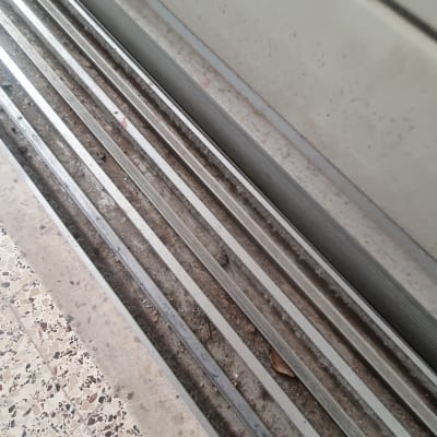 מסילות חלון מלוכלכות באבק ולכלוך