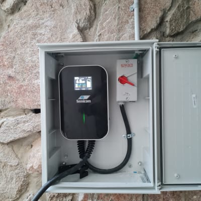 ארון חשמל פתוח עם מכשיר מדידה וכבלים