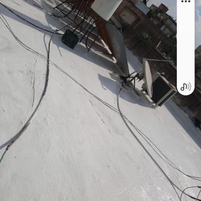 גג אטום בלבן עם צינורות ומיכלים