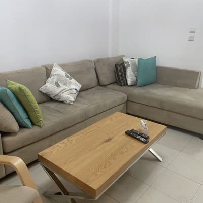 ספה עם כריות צבעוניות בסלון