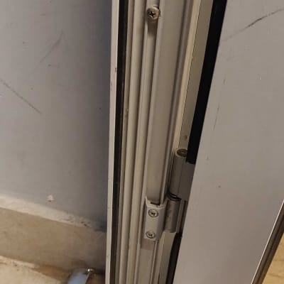 מסגרת אלומיניום לדלת עם צירים וברגים