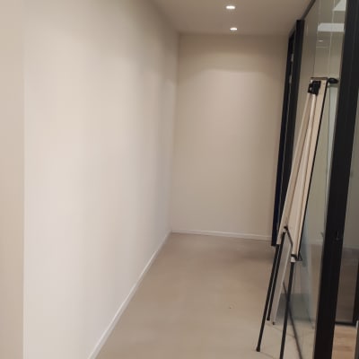 קיר צבוע בלבן עם לוח ציור עומד