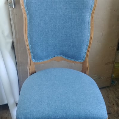 כיסא עץ עם ריפוד כחול על מושב ומשענת