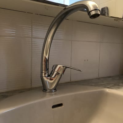 ברז כרום מותקן על כיור בחדר אמבטיה