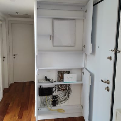 ארון פתוח עם מדפים וכבלים חשמליים