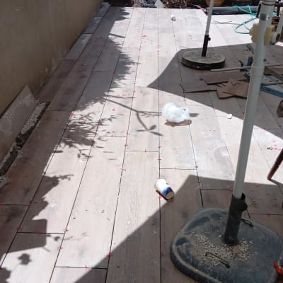 ריצוף עץ עם חוצצים אדומים, שקית פלסטיק על הרצפה