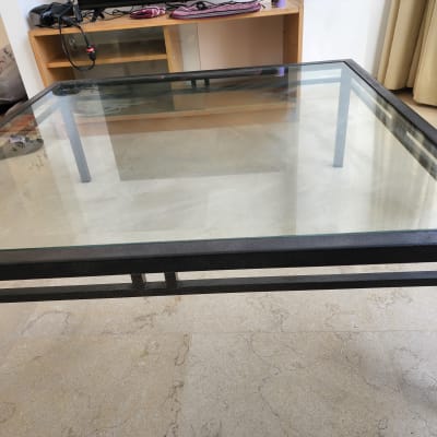 שולחן זכוכית עם מסגרת מתכת שחורה