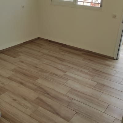 רצפת עץ נקייה בחדר ריק עם חלון