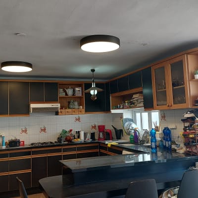 תאורה עגולה בתקרה במטבח מודרני