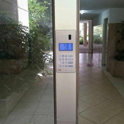 מערכת אינטרקום עם מסך ותצוגת מקשים