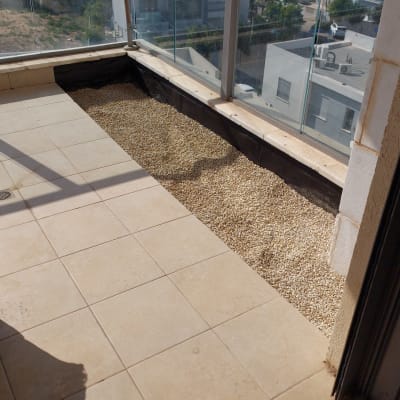 מרפסת עם חצץ ופינת ריצוף בהכנה