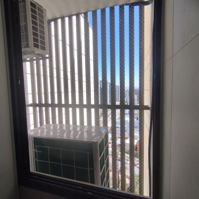 רשת הגנה על חלון למניעת כניסת יונים