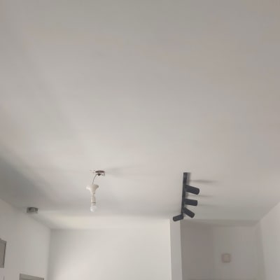 נורה תלויה מהתקרה עם חוט חשמל חשוף