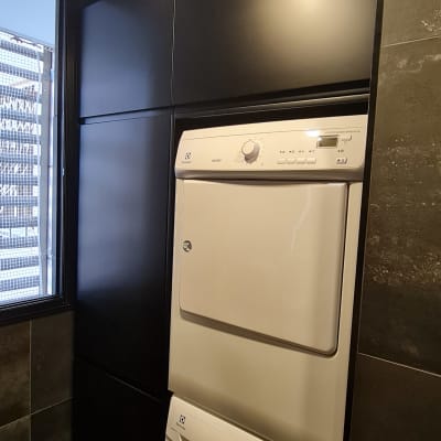 מכונת כביסה ומייבש בחדר כביסה מודרני