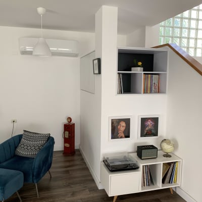חדר מגורים עם מדף ספרים ותקליטים