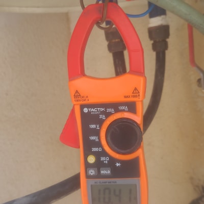 מד מתח מחובר לדוד שמש עם חוטים חשמליים