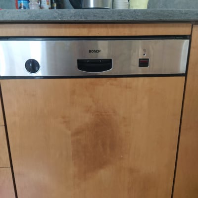 מדיח כלים בוש במטבח עם קומקום חשמלי