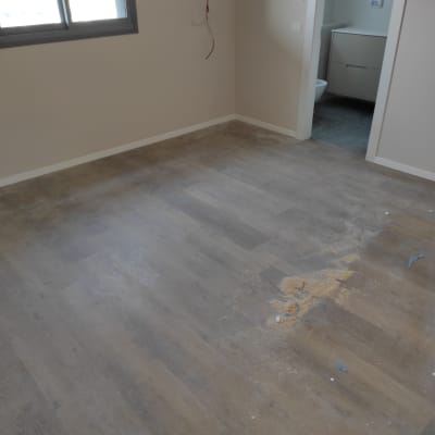 רצפה מלוכלכת עם אבק ופסולת לניקוי