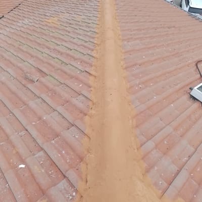 גג רעפים עם חומר איטום לאורך הרכס