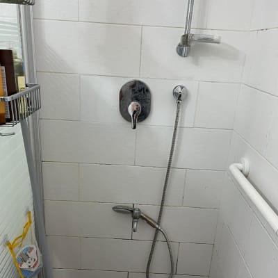 מקלחת עם ברז וכיור, צינור מים ומחזיק יד