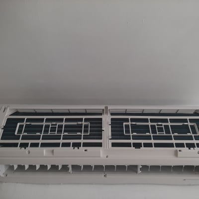 יחידת מיזוג אוויר עם כיסוי פתוח על קיר