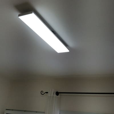 תאורת תקרה מלבנית דולקת בחדר