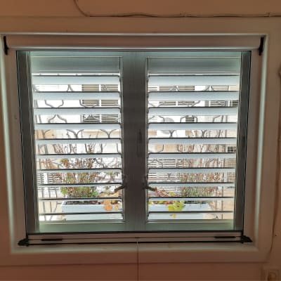 חלון אלומיניום עם תריסים אופקיים