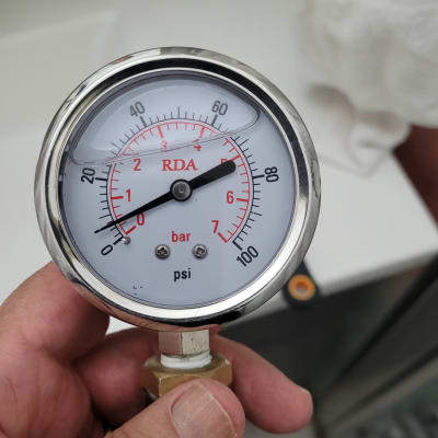 מד לחץ עם מדידת בר ו-psi