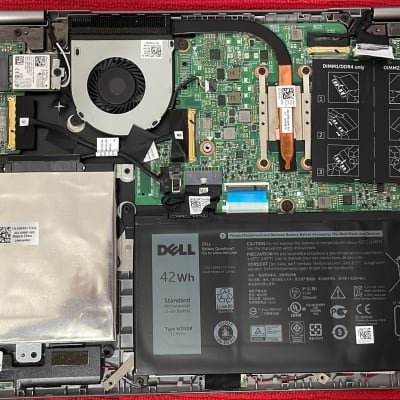 פנים מחשב נייד עם לוח אם וסוללה