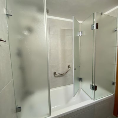 דלתות זכוכית חלבית במקלחת עם ידית אחיזה