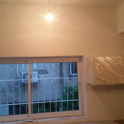 חלון אלומיניום עם סורגים בחדר מואר