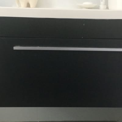 כיור עם ברז וכלי עבודה לאינסטלציה