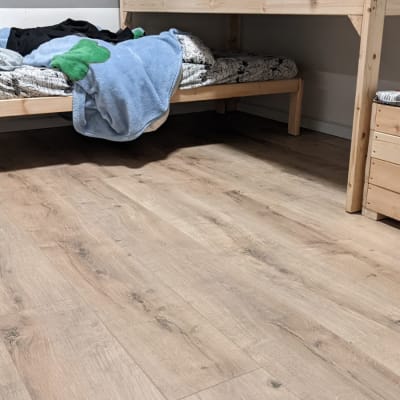 רצפת פרקט עץ בהירה בחדר שינה