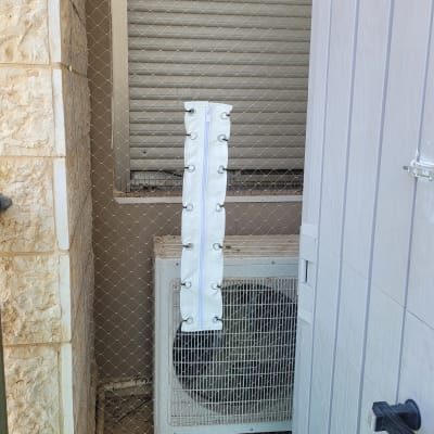 רשת מתכת מותקנת למניעת כניסת יונים למרפסת