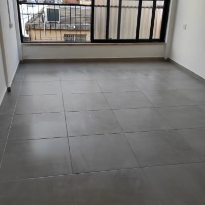 רצפה נקייה עם אריחים אפורים בחדר ריק