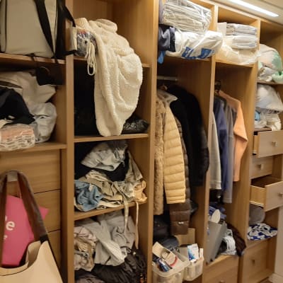 ארון בגדים עם בגדים מקופלים ותלויים, מגירות פתוחות