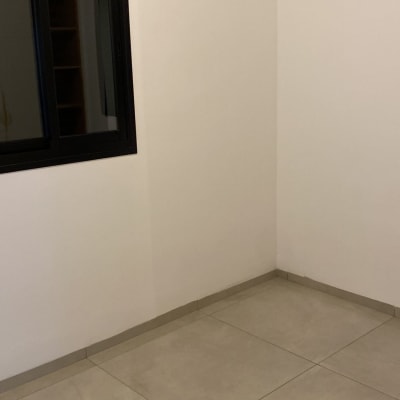 רצפה נקייה בחדר ריק עם קירות לבנים