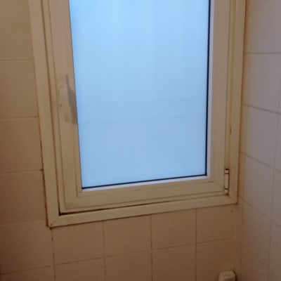 חלון אלומיניום עם זכוכית חלבית בחדר אמבטיה