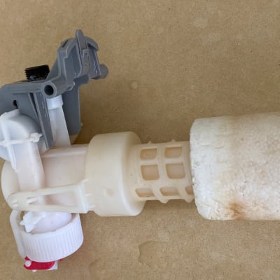 שסתום פלסטיק עם חלקים אפורים ולבנים