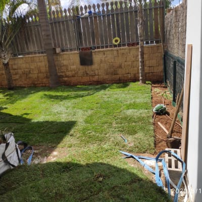 כלי גינון, דשא חדש, אדמה מעובדת, צינור השקיה