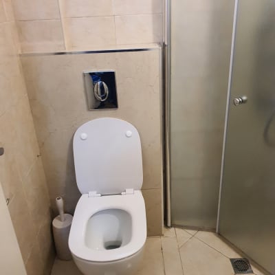 אסלה לבנה עם מיכל הדחה וכפתור כרום