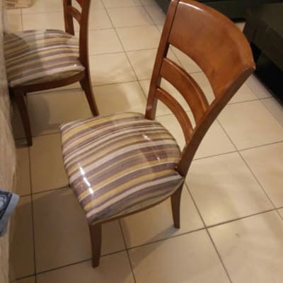 כיסא עץ עם ריפוד מפוספס על מושב