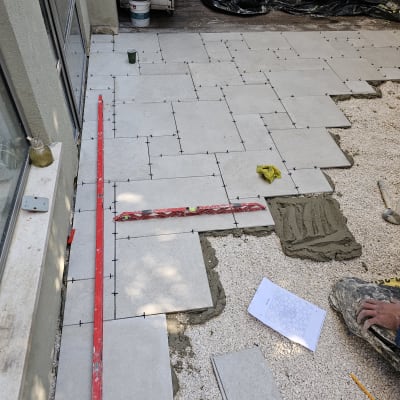 הנחת אריחי ריצוף עם מרווחים וכלי עבודה