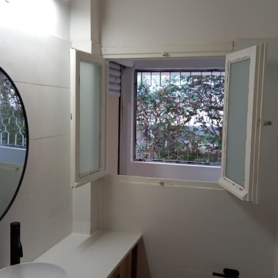 מראה עגולה וחלון עם זכוכית חלבית פתוח