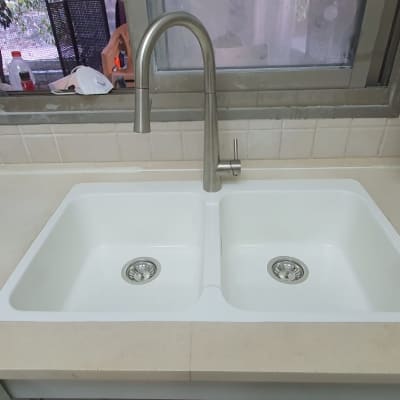 שיש מטבח עם כיור כפול וברז נירוסטה